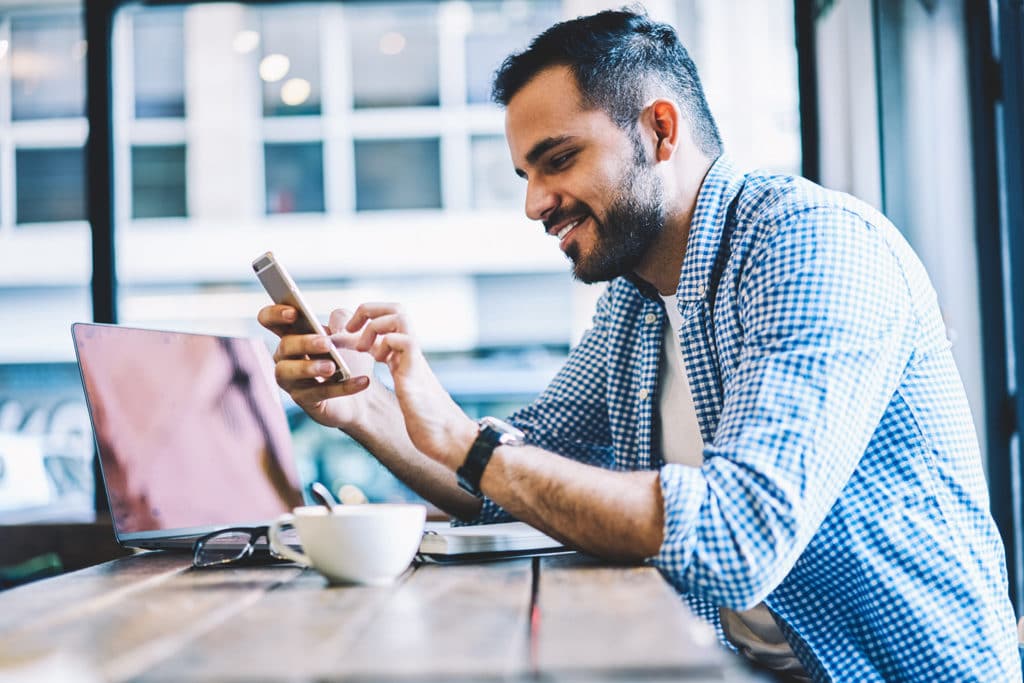 secteur restauration connexion au WiFi public dans un café restaurant