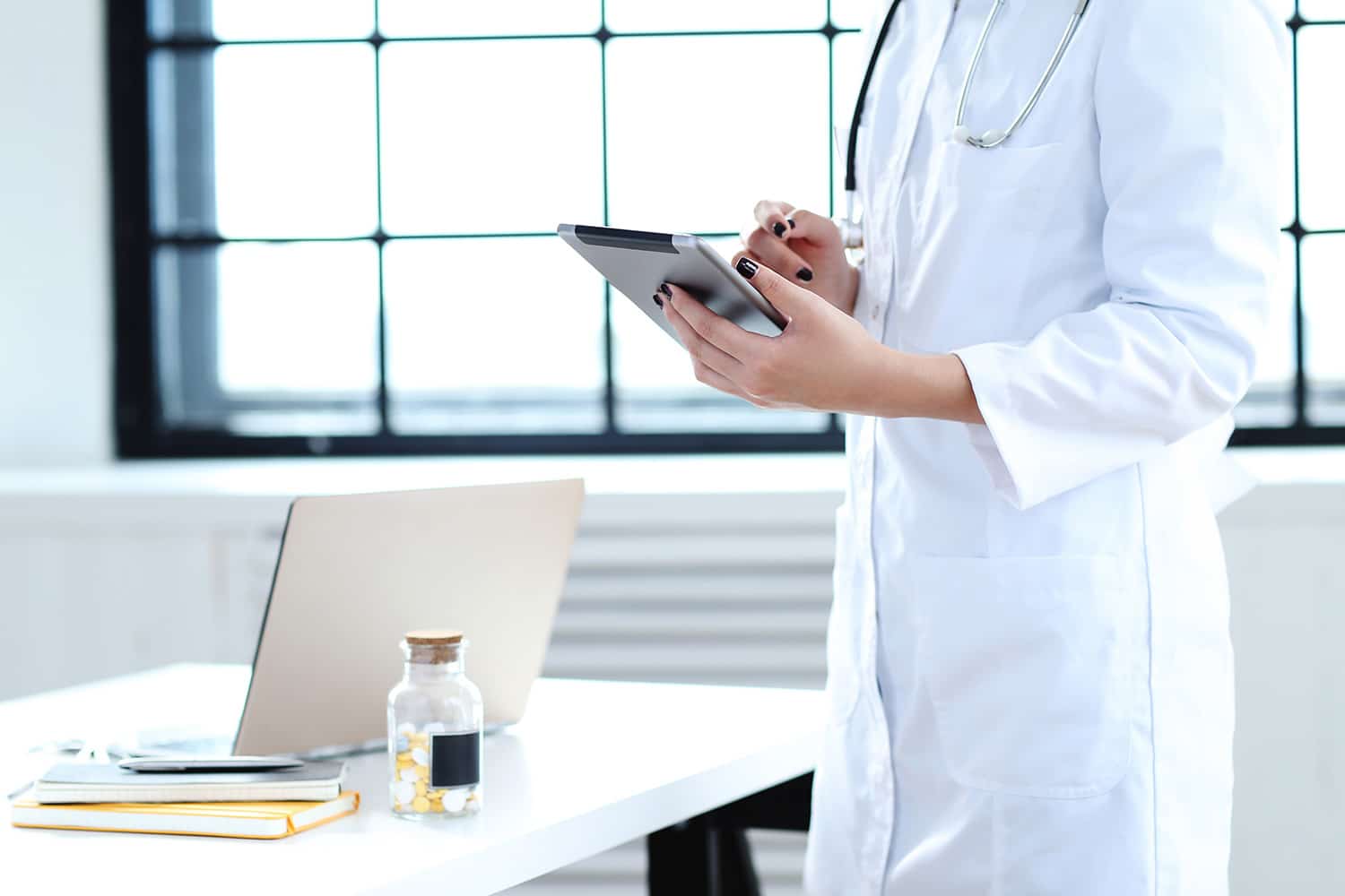 Médecin sur une tablette