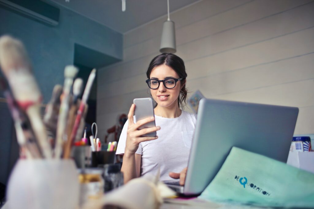 femme appelant pour équiper son entreprise de WiFi